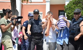 Cảnh sát áp giải các sĩ quan quân đội Thổ Nhĩ Kỳ ra khỏi tòa án ở Alexandroupolis, Hy Lạp hôm 18/7. Ảnh: Xinhua.