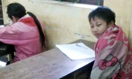 Học sinh THCS tại huyện Bắc Mê, Hà Giang quấn chăn tránh rét. Ảnh: Bích Hoạt. 