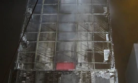 Biển quảng cáo bên ngoài quán karraoke bị cháy rụi.