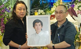 Nhật Hào (trái) bên di ảnh của Minh Thuận trước giờ di quan sáng sớm 21/9.