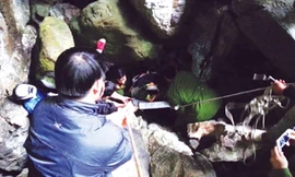 Lực lượng cứu hộ đưa nạn nhân lên khỏi hang.