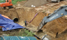 Đường ống dẫn nước sạch sông Đà về Hà Nội liên tục xảy ra sự cố làm ảnh hưởng đến cuộc sống người dân Thủ đô.