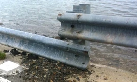 Bu lông, ốc vít bị tháo trộm khiến tấm hộ lang bật ra khỏi trụ đỡ và có nguy cơ “biến mất”. 