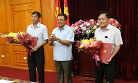 Bí thư Tỉnh ủy trao quyết định của Thủ tướng Chính phủ và Ban Thường vụ Tỉnh ủy cho ông Hồ Tiến Thiệu (bìa phải) và ông Vũ Văn Quang (bìa trái). Ảnh: Phùng Khiêm.