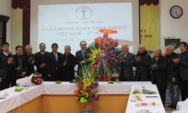 Chủ tịch Ủy ban Trung ương MTTQ Việt Nam Nguyễn Thiện Nhân tặng hoa chúc mừng Tổng hội Y dược Việt Nam nhân ngày Thầy thuốc Việt Nam.