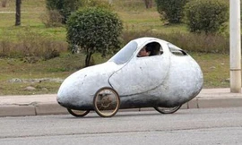 Mới đây, một chiếc xe có kiểu dáng kì lạ đã xuất hiện trên đường phố Trung Quốc. Một người đàn ông ở Nanchong, tỉnh Tứ Xuyên đã đắp thêm một lớp nhựa cho chiếc xe đạp của mình rồi lắp thêm một bánh xe phụ.