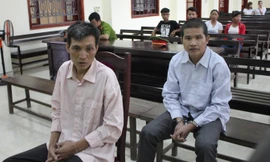 Hai đối tượng trước vành móng ngựa.