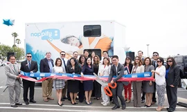 Kevin Pham (cầm kéo) tại lễ khai trương dịch vụ Nappify hôm 31/5.