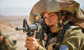Israel là quốc gia thực hiện luật nghĩa vụ quân sự bắt buộc đối với mọi công dân từ 18 tuổi trở lên không phân biệt nam hay nữ. Do đó nữ giới luôn đóng vai trò quan trọng trong lực lượng vũ trang Israel từ lục quân cho tới không quân.