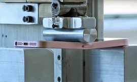 Kiểm tra khả năng chịu bẻ cong trên iPhone SE.