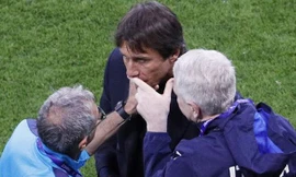 Học trò ghi bàn, HLV Conte chảy máu mũi