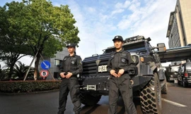 Theo QQ, Trương Thần và Chu Đan Ni là hai nữ cảnh sát đặc nhiệm duy nhất của đội đặc cảnh tuần tra thành phố Ninh Ba, tỉnh Chiết Giang, Trung Quốc. 