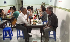 Bức ảnh bữa tối bún chả với Tổng thống Mỹ Barack Obama được đầu bếp Anthony Bourdain chia sẻ. Ảnh: Instagram.