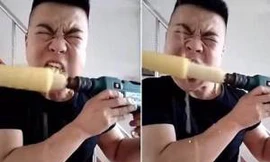 'Dị nhân' ăn hết bắp ngô chỉ trong 10 giây