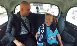 Braydon không giấu ngạc nhiên khi được lên taxi đi cùng Guardiola.