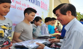 Nhà báo Võ Hồng Tuyến tặng quà cho trẻ.