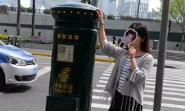 Hàng trăm thiếu nữ thức đêm chụp ảnh cùng... hòm thư