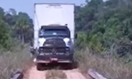 Liều lĩnh qua cầu gỗ, container lọt thỏm xuống sông