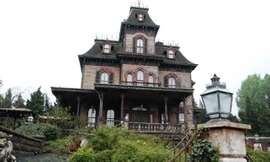 Ngôi nhà Ma ám là điểm vui chơi nổi tiếng trong công viên Disneyland. Ảnh: popsugar.