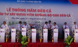 Phó Thủ tướng Trịnh Đình Dũng cùng lãnh đạo tỉnh Phú Yên, tỉnh Khánh Hòa và các Bộ, ngành… nhấn nút nổ pháo hiệu thông xe kỹ thuật hầm Đèo Cả.