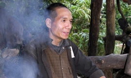 Vẻ mặt vui mừng của ông Bình khi nói chuyện với muông thú.