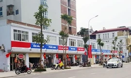 Biển hiệu kiểu mẫu gây tranh cãi ở đường Lê Trọng Tấn. Ảnh: ICTnews