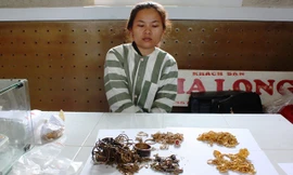 Đối tượng Long So Phom và tang vật.