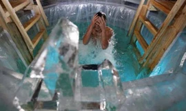 Một người đàn ông đang làm lễ rửa tội trong hố băng ở trung tâm Moscow. Ảnh: Reuters.