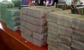 Tạm giữ 2 đối tượng vận chuyển hơn 5 tỉ đồng về Việt Nam