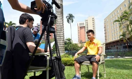 FIFA TV phỏng vấn tuyển thủ Văn Vũ. Ảnh: Quang Thắng.