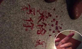 Cô gái cắt đầu ngón tay, dùng máu viết chữ 'Em yêu anh" trước cửa nhà bạn trai. Ảnh: Shanghaiist.