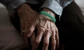 Đa số người già bị con trai lừa lấy tiền ở Singapore là các bà mẹ cao tuổi. Ảnh: AFP.