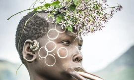 Lạ kỳ bộ tộc bẻ răng, xẻ môi lồng đĩa cho phụ nữ