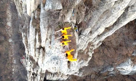 Võ tăng Thiếu Lâm lên vách núi cao nghìn mét luyện công