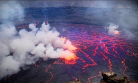 Theo The Telegraph, các chuyên gia về núi lửa cảnh báo việc đến gần hồ dung nham bên trong miệng núi lửa Nyiragongo là vô cùng nguy hiểm vì ngọn núi này có thể đột ngột phun trào.