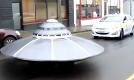 Vật thể làm tương tự hình dáng đĩa bay của một nghệ sĩ Ireland. Ảnh: Daily Star.