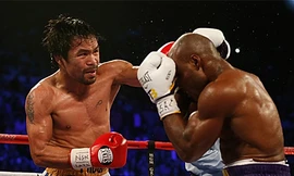 Bradley hai lần ngã vì dính những cú ra đòn uy lực của Pacquiao. Ảnh: AFP.