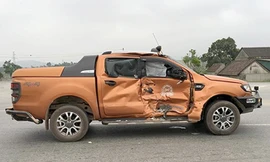 Phần thân bên phải ôtô bán tải bị lõm móp sau khi bị tông văng 10 m. Ảnh: Đ.H.