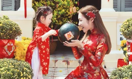 Con gái Elly Trần quấn quýt mẹ chụp ảnh Tết