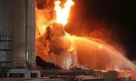 Lửa bốc lên ngùn ngụt tại hiện trường vụ nổ. Ảnh: People's Daily.