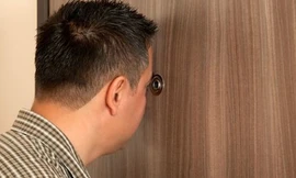 Các khách sạn rẻ tiền có khả năng xảy ra trường hợp bị nhìn trộm. Ảnh: Istock.