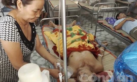 Ông Thống được vợ chăm sóc tại bệnh viện.