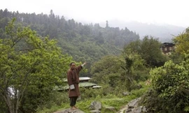 Norbu chỉ tay về phía anh từng phát hiện cái hang của người Tuyết trên núi.