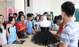 Các học sinh được trải nghiệm làm sinh viên với những ngành nghề yêu thích.