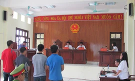 Xử cảnh sát trấn tiền gái mại dâm: Tòa hoãn 3 lần