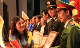 Chị Nguyễn Thị Hà - Bí thư T.Ư Đoàn trao bằng khen cho các tổ chức, cá nhân đạt thành tích xuất sắc Ảnh: Trường Phong