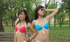 Xôn xao nữ sinh chụp bikini trong vườn Bách Thảo