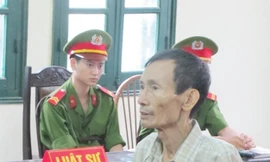 Cờ tàn, rút dao đâm chết chủ quán