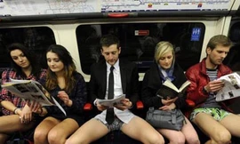 Lên tàu điện ngầm mà...không mặc quần