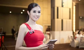 Ngọc Hân yêu kiều với đầm đỏ lệch vai